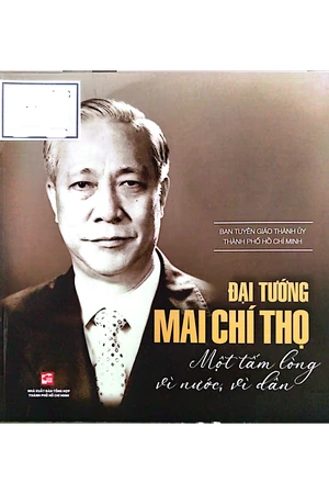 Ảnh bìa của Đại tướng Mai Chí Thọ một tấm lòng vì nước vì dân