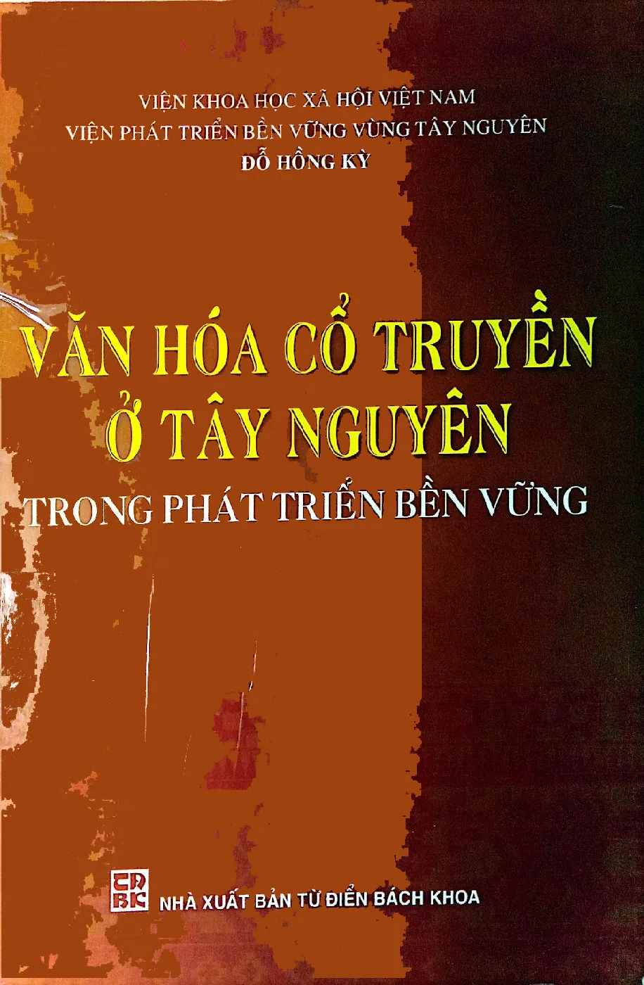 Trang bìa chính thức sách Văn hóa cổ truyền ở Tây Nguyên trong phát triển bền vững