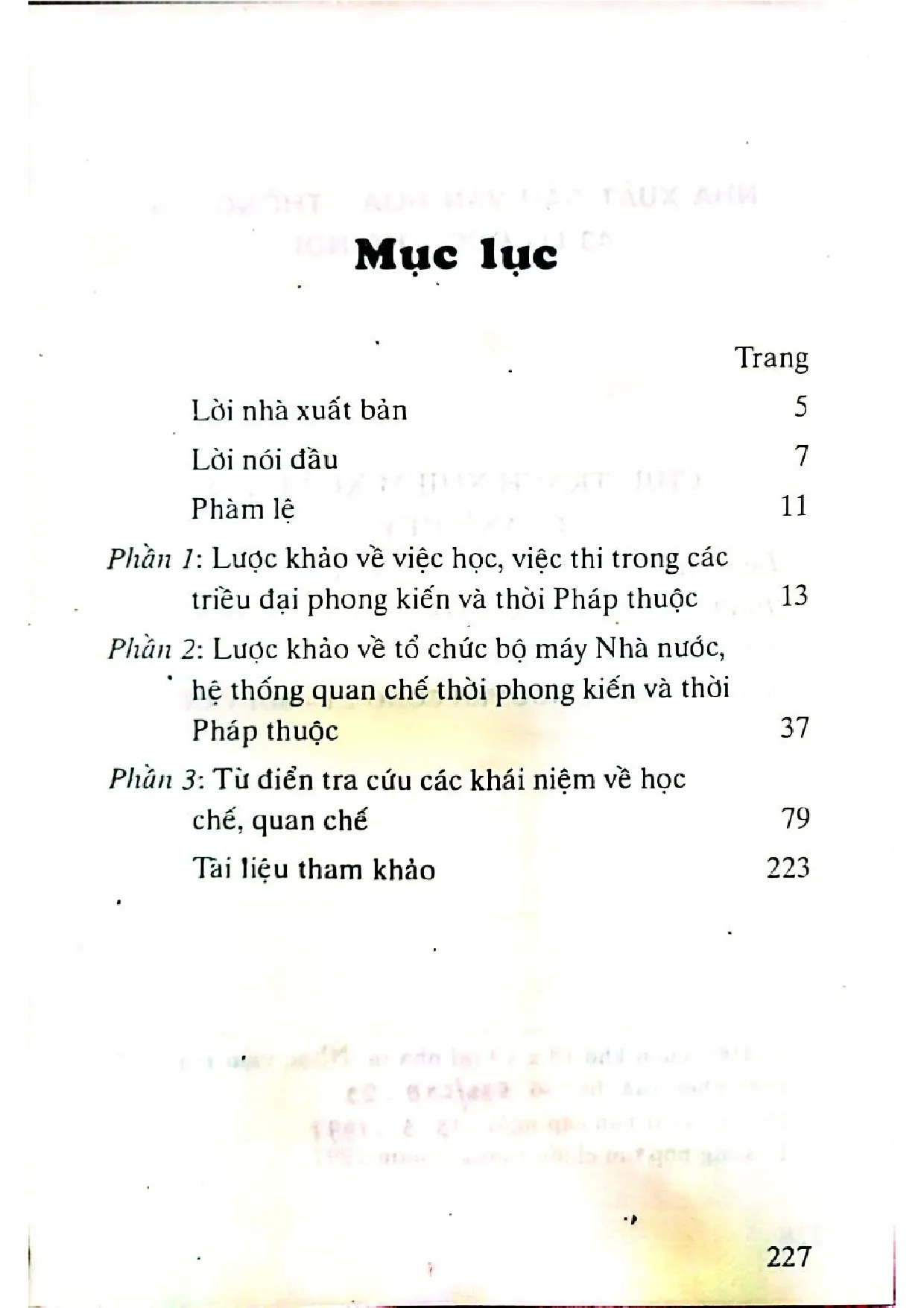 Trang bìa chính thức sách Lược khảo, tra cứu học chế, quan chế ở Việt Nam từ 1945 về trước