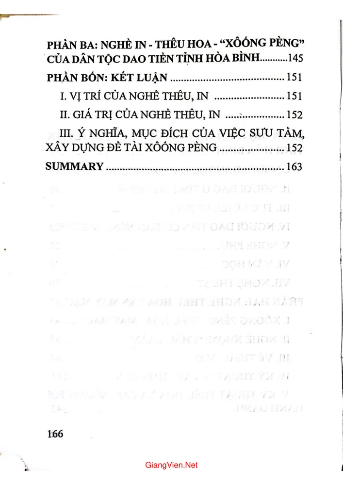 Trang 2 - Ảnh minh họa nội dung sách Xôống Lừng thêu hoa trên trang phục may mặc người Dao Tiền Hòa Bình