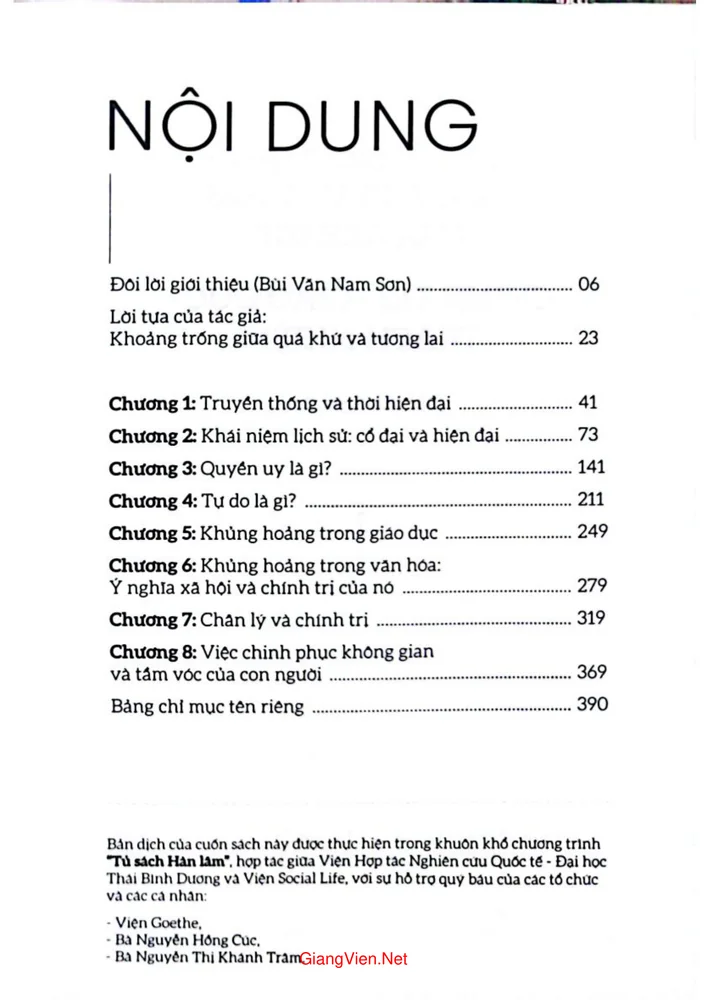 Trang bìa chính thức sách Giữa quá khứ và tương lai
