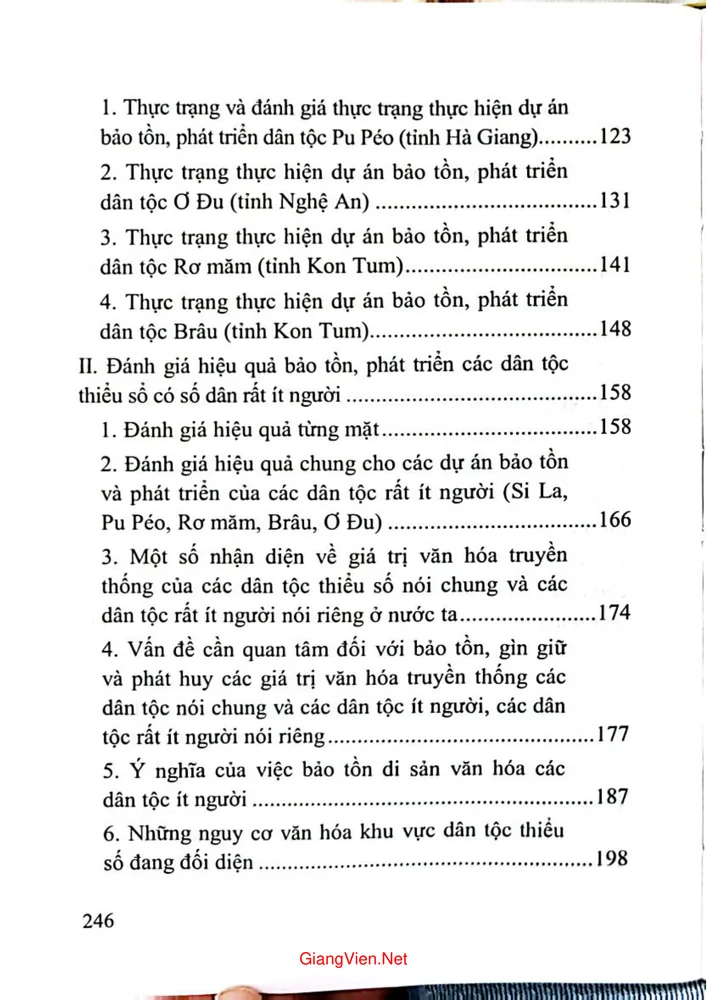 Trang 3 - Ảnh minh họa nội dung sách Bảo tồn và phát triển một số dân tộc rất ít người ở Việt Nam
