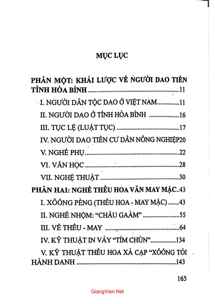 Trang 1 - Ảnh minh họa nội dung sách Xôống Lừng thêu hoa trên trang phục may mặc người Dao Tiền Hòa Bình