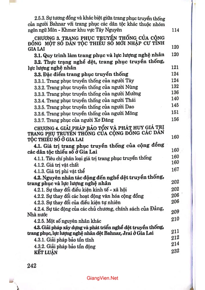 Trang 2 - Ảnh minh họa nội dung sách Trang phục truyền thống các dân tộc thiểu số ở Gia Lai