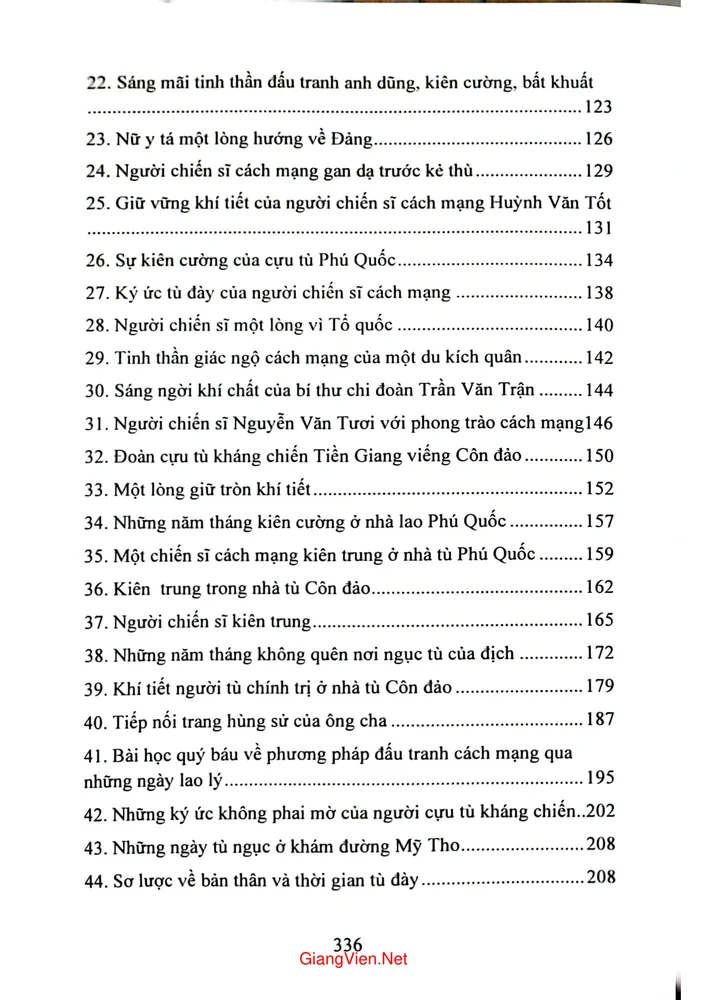 Trang 2 - Ảnh minh họa nội dung sách Những mẩu chuyện đấu tranh của cán bộ, chiến sĩ, nhân dân Tiền Giang trong nhà tù, trại giam của địch 1930 đến 1975