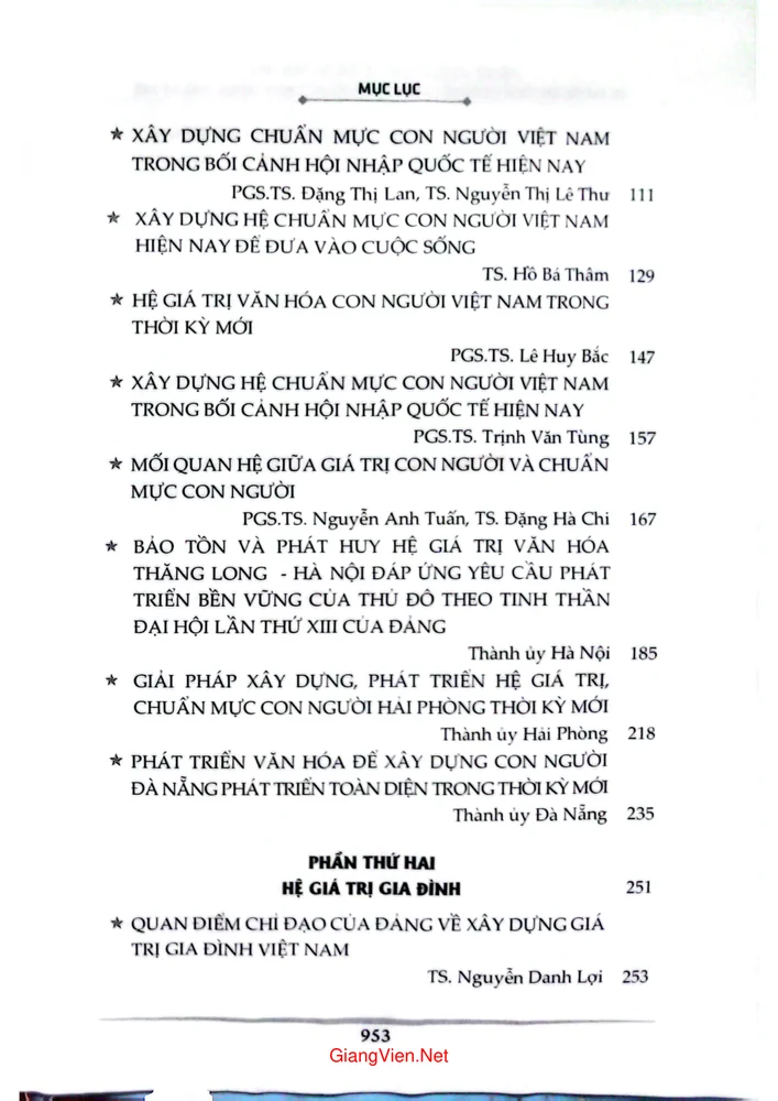 Trang 2 - Ảnh minh họa nội dung sách Hệ giá trị Quốc gia, hệ giá trị văn hóa, hệ giá trị gia đình và chuẩn mực vin người Việt Nam trong thời kỳ mới